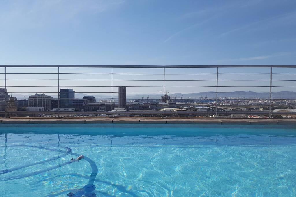 Apartament Four Seasons 818- Spacious Cbd Studio - Onsite Parking, Gym & Rooftop Pool Kapsztad Zewnętrze zdjęcie