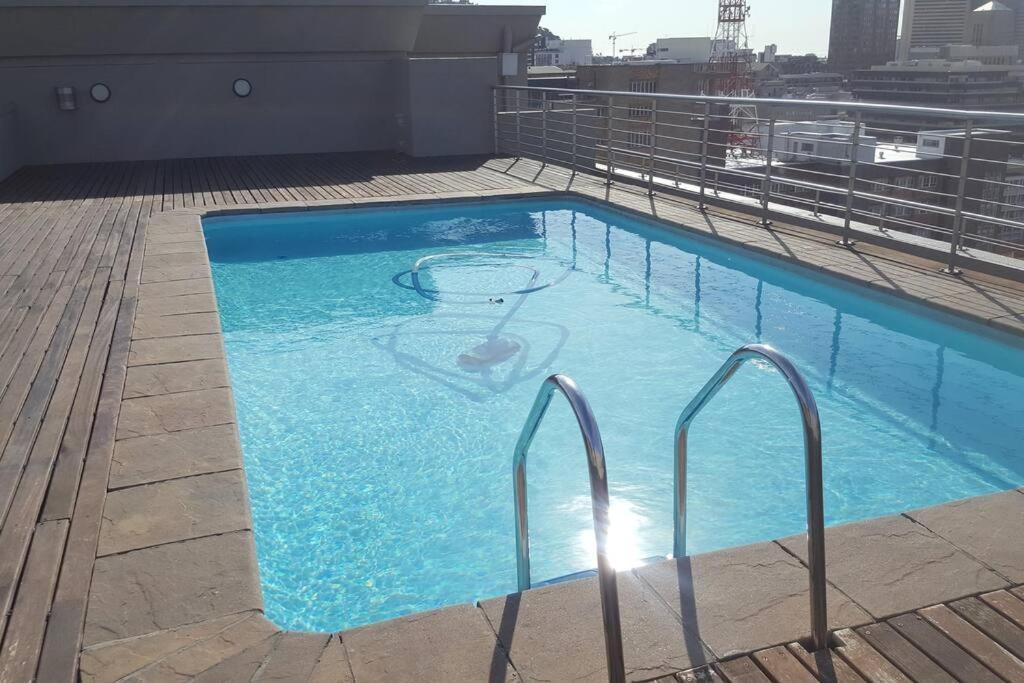 Apartament Four Seasons 818- Spacious Cbd Studio - Onsite Parking, Gym & Rooftop Pool Kapsztad Zewnętrze zdjęcie