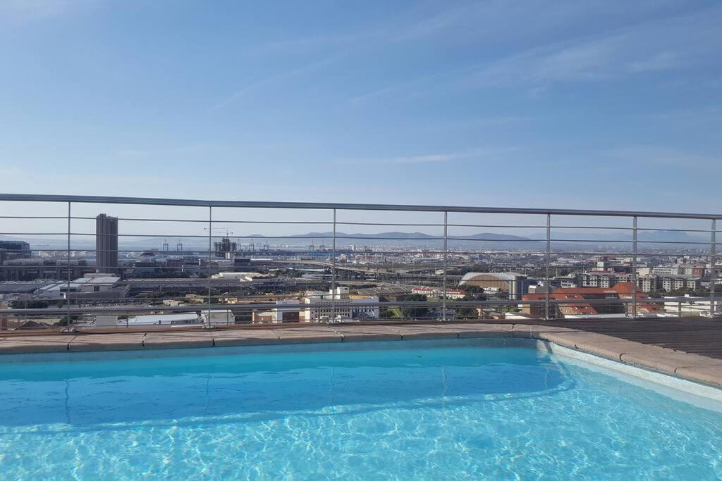 Apartament Four Seasons 818- Spacious Cbd Studio - Onsite Parking, Gym & Rooftop Pool Kapsztad Zewnętrze zdjęcie