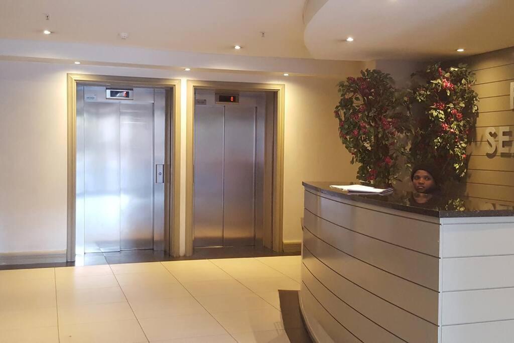 Apartament Four Seasons 818- Spacious Cbd Studio - Onsite Parking, Gym & Rooftop Pool Kapsztad Zewnętrze zdjęcie