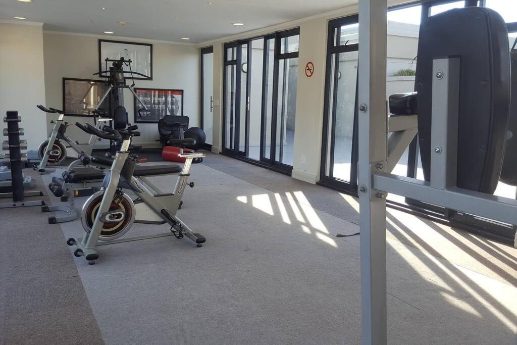 Apartament Four Seasons 818- Spacious Cbd Studio - Onsite Parking, Gym & Rooftop Pool Kapsztad Zewnętrze zdjęcie