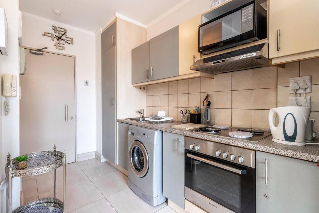Apartament Four Seasons 818- Spacious Cbd Studio - Onsite Parking, Gym & Rooftop Pool Kapsztad Zewnętrze zdjęcie
